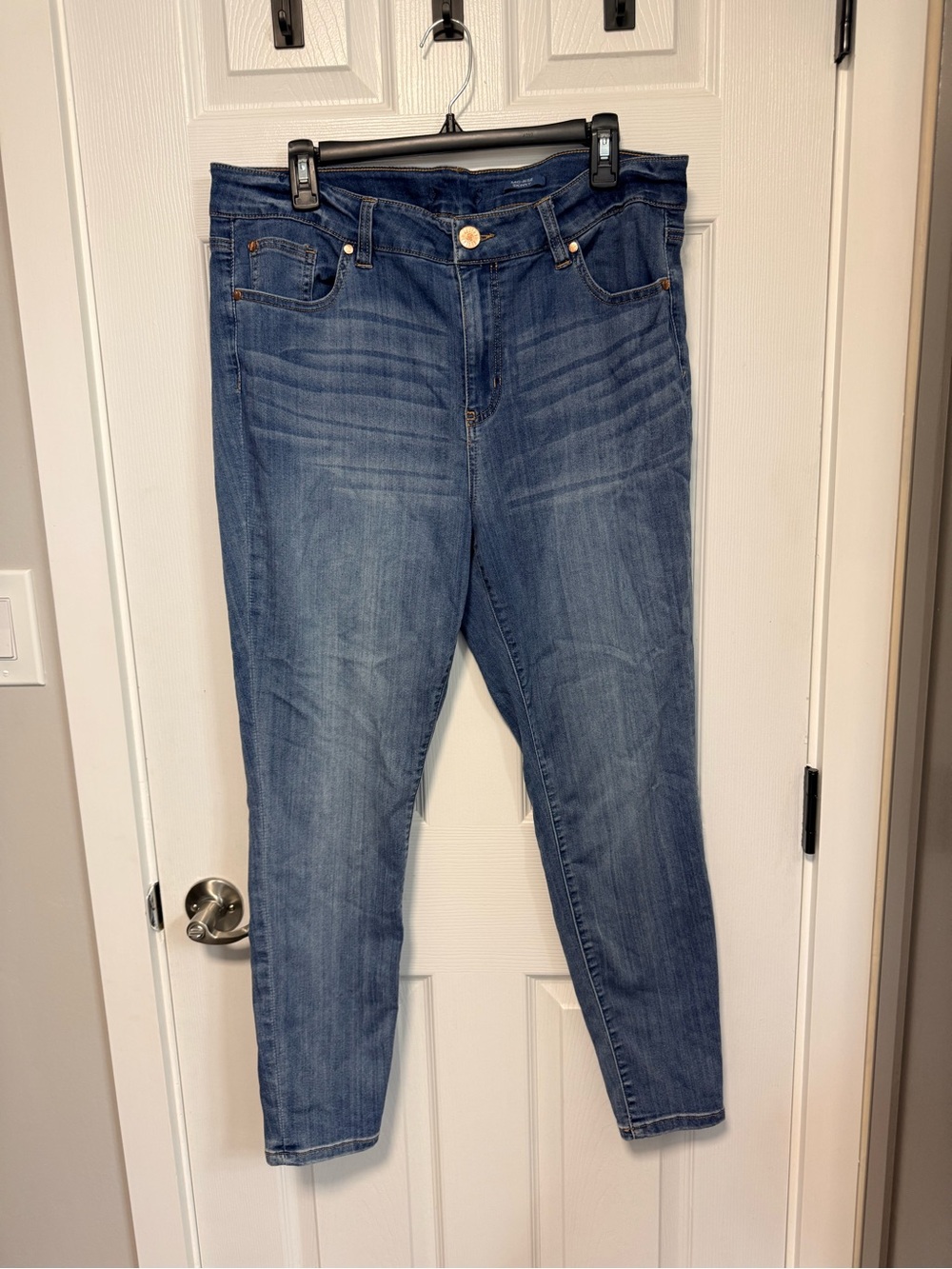 Women's Skinny Jeans in Medium Blue Wash - Stretch Denim